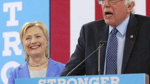 ساندرز يعلن دعمه لكلينتون في السباق الى البيت الابيض