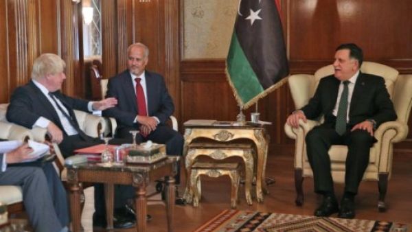 رئيس حكومة الوفاق الوطني الليبية فائز السراج لدى اجتماعه بوزير الخارجية البريطاني بوريس جونسون في العاصمة الليبية
