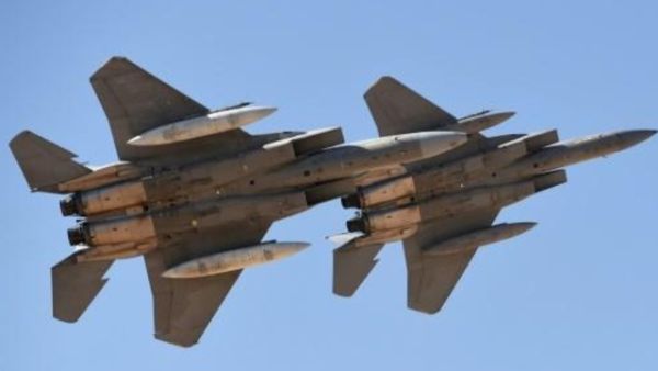 طائرات "اف-15 اس ايه" سعودية تقدم عرضا خلال الاحتفال بمرور 50 عاما على تاسيس كلية الملك فيصل الجوية في الرياض

