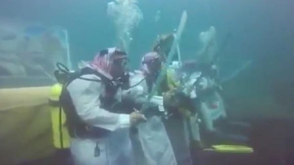 سعوديون يرقصون العرضة في قاع البحر 

