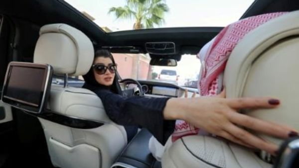 امرأة سعودية تتدرب على قيادة السيارات


