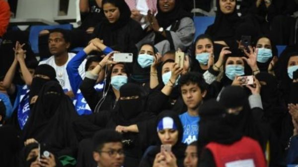 نساء سعوديات متفرجات خلال مباريات لكرة القدم في الرياض
