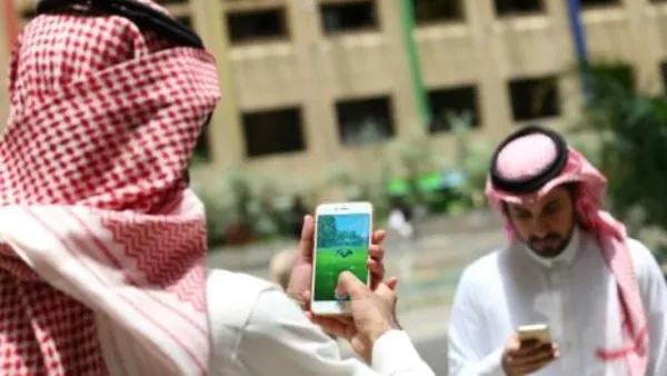سعوديان يلعبان بوكيمون غو في الرياض
