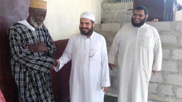 الداعية السعودي عبد العزيز التويجري (وسط)
