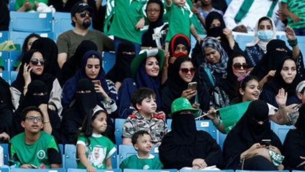 سعوديات يحضرن احتفالات بمرور 87 عاما على إنشاء المملكة العربية السعودية في استاد الملك فهد الدولي في الرياض
