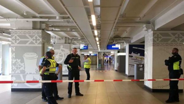 هجوم بسكين في أمستردام والشرطة تطلق النار على المنفذ

