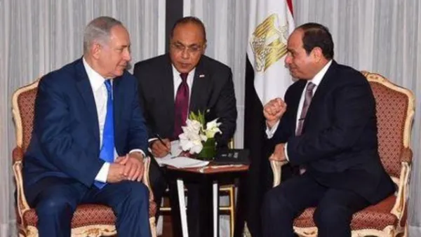 الرئيس المصري عبدالفتاح السيسي (يمينا) ورئيس وزراء إسرائيل بنيامين نتنياهو خلال اجتماع في نيويورك يوم الثلاثاء
