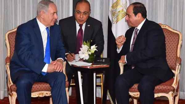 ارشيف/ الرئيس المصري عبدالفتاح السيسي (يمين) مع رئيس الوزراء الاسرائيلي بنيامين نتانياهو