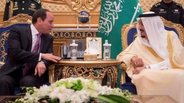 الرئيس عبد الفتاح السيسي (إلى اليسار) خلال قمة مع العاهل السعودي الملك سلمان بن عبد العزيز بالعاصمة السعودية الرياض

