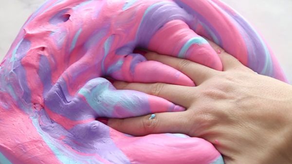 الاردن يحظر معجونة "السلايم" لمخاطرها على الاطفال

