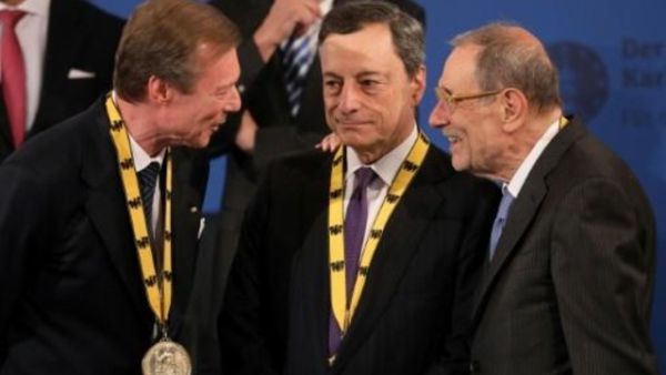 الامين العام السابق لحلف شمال الاطلسي خافيير سولانا مع رئيس البنك المركزي الاوروبي ماريو دراغي 
