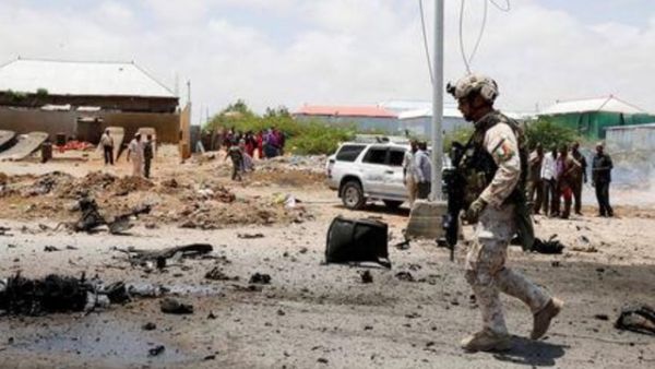 جندي في موقع انفجار سيارة ملغومة استهدف موكبا للاتحاد الأوروبي في الصومال
