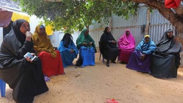 نساء من أسرة مدني قتل في عملية أمريكية صومالية في قرية بريري بالصومال في مجلس عزاء 
