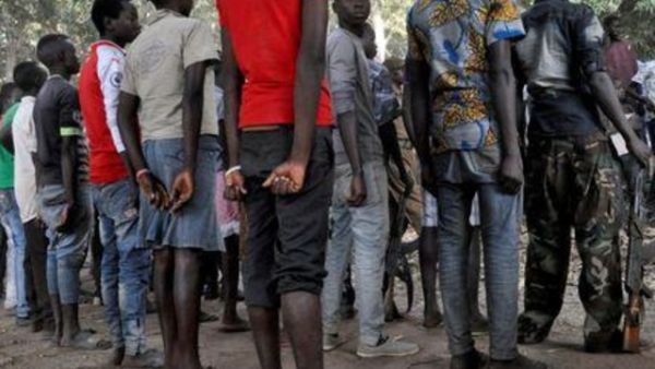 أطفال من جنوب السودان أطلقت سراحهم جماعات مسلحة يحضرون مراسم في يامبيو في جنوب السودان
