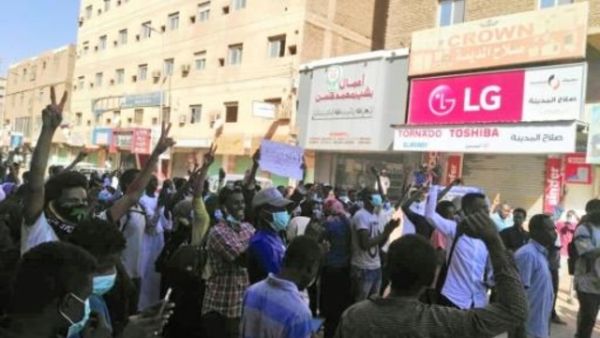 محتجون سودانيون خلال تظاهرة ضد الحكومة

