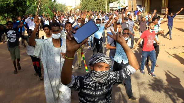 الشرطة السودانية تطلق الغاز المُدمع لتفريق متظاهرين في أم درمان