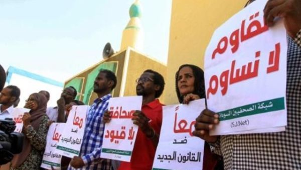 صحافيون سودانيون يحتجون على تقييد حريات الصحافة في الخرطوم
