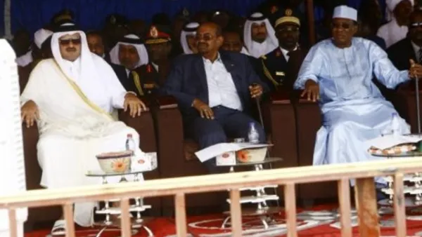 من اليمين: رئيس تشاد ادريس ديبي ونظيره السوداني عمر البشير وامير قطر الشيخ تميم بن حمد آل ثاني في دارفور في 7 ايلول/سبتمبر 2016

