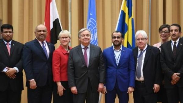 انطونيو غوتيريش متوسطا وزير الخارجية اليمني خالد اليماني (الثاني من اليسار) ووزيرة الخارجية السويدية مارغو فالستروم ورئيس وفد المتمردين محمد عبد السلام (الرابع من اليمين) في ريمبو بالسويد

