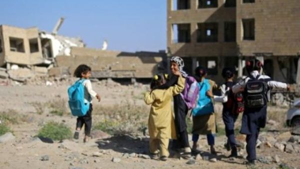 اطفال يمنيون يلهون امام مدرسة تعرضت للقصف الجوي في مدينة تعز

