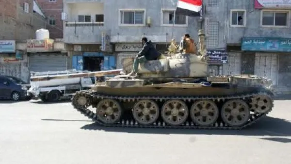 مقاتلون موالون للحكومة يقودون دبابة في تعز بجنوب غرب اليمن
