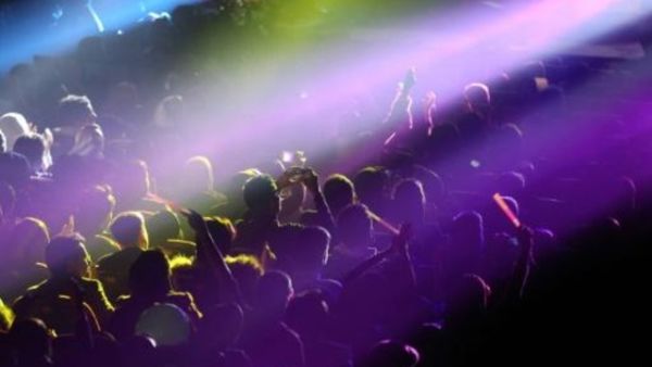 ايرانيون يحضرون حفلة موسيقية خلال مهرجان الفجر الموسيقي في طهران

