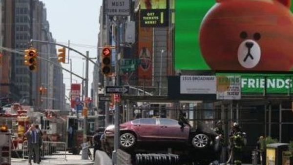 سيارة تدهس عددا من المارة في ساحة تايمز سكوير بنيويورك