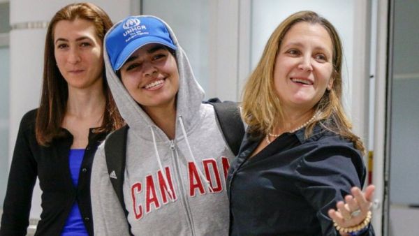 رهف القنون تلقى ترحيبا من وزيرة الخارجية الكندية كريستيا فريلاند (يمين) لدى وصولها الى مطار بيرسون الدولي في تورونتو

