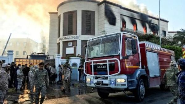 شاحنة اطفائيين ومسؤولون امنيون خارج مقر وزارة الخارجية الليبية بطرابلس التي تعرضت لهجوم مسلح في 25 كانون الاول
