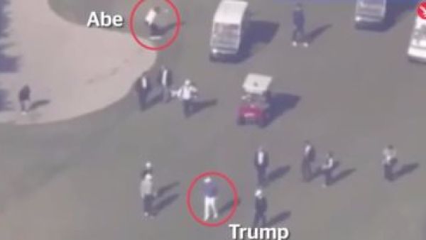 رئيس وزراء اليابان يسقط ويتدحرج اثناء لعب الغولف مع ترامب