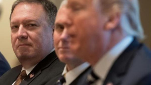 رئيس وكالة الاستخبارات المركزية ووزير الخارجية المعين مايك بومبيو خلال اجتماع غداء مع الرئيس الأميركي دونالد ترامب
