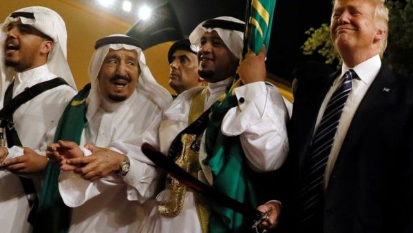 ترامب والملك سلمان يؤديان رقصة العرضة السعودية 