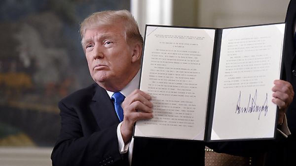 تخلى الرئيس الأمريكي عن سياسة أمريكية قائمة منذ عقود يوم الأربعاء واعترف بالقدس عاصمة لإسرائيل