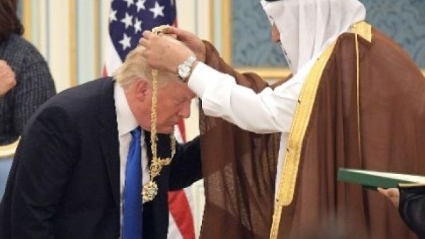 ارشيف/ الملك سلمان يهدي ترامب قلادة خلال زيارته الى السعودية