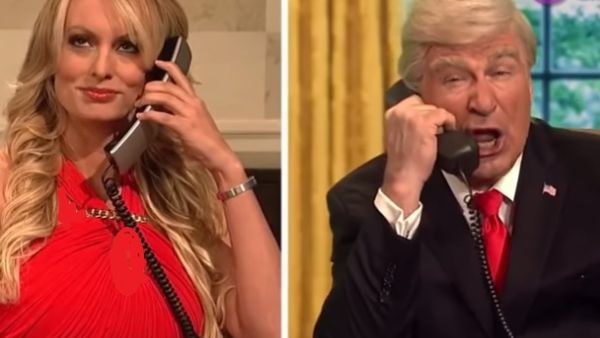 ستورمي دانييلز والممثل اليك بالدوين متقمصا شخصية ترامب