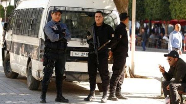 أفراد أمن في موقع تفجير بتونس العاصمة
