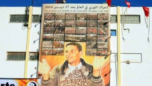 محمد البوعزيزي البائع التونسي المتجول الذي اضرم النار في نفسه مطلقا شرارة الربيع العربي
