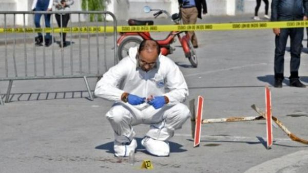 عنصر من الشرطة العلمية التونسية في موقع الاعتداء على ضابطي شرطة في الاول من تشرين الثاني/نوفمبر 2017
