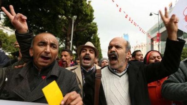 محتجون في مظاهرات ضد غلاء الأسعار وزيادة الضرائب في تونس
