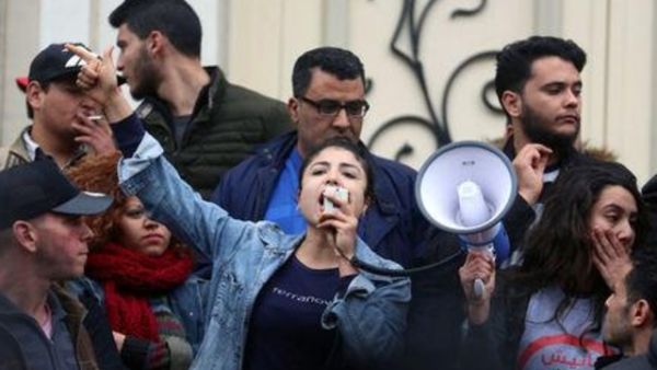 محتجون أثناء مظاهرة في تونس يوم الثلاثاء

