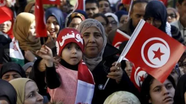 طفلة تلوح بعلم تونس خلال احتفالات الذكرى الخامسة للثورة التونسية عام 2011 في شارع الحبيب بورقيبة في العاصمة تونس
