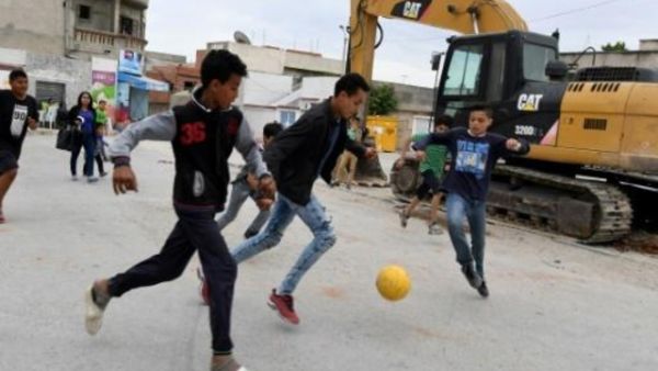 أطفال يلعبون بالكرة في حي التضامن الشعبي في ضاحية تونس
