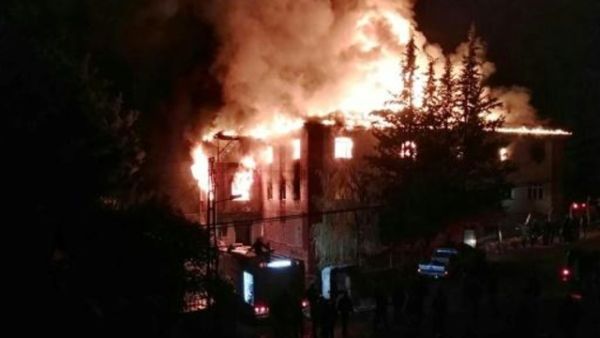 عمال اطفاء يحاولون السيطرة على نيران في مهجع تابع لمدرسة في اضنة
