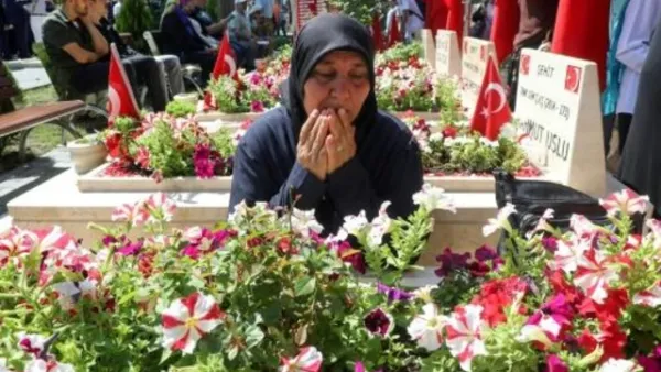 سيدة تركية تتلو الفاتحة امام قبر قريب لها قتل خلال المحاولة الانقلابية في تركيا قبل عامين بالتمام
