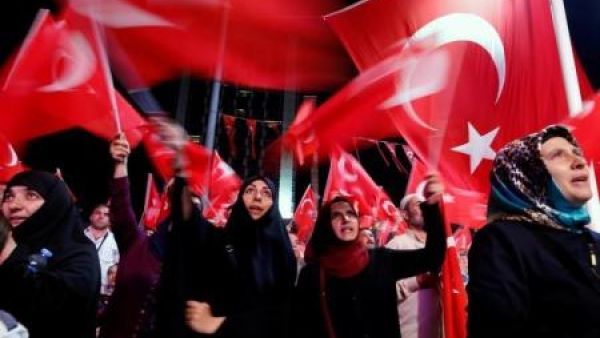 أنصار الرئيس التركي رجب طيب اردوغان في وسط اسطنبول

