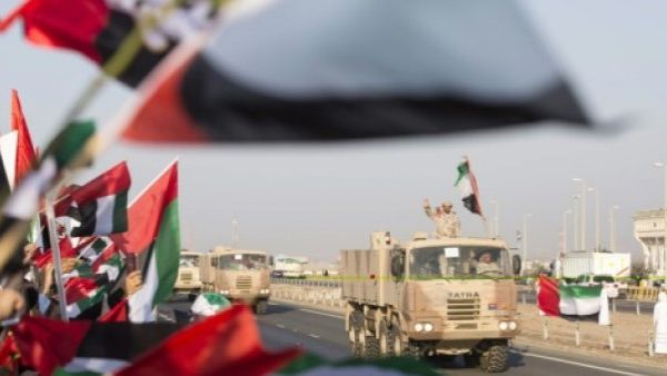 اماراتيون يرحبون بقافلة عسكريةاماراتية عائدة من اليمن
