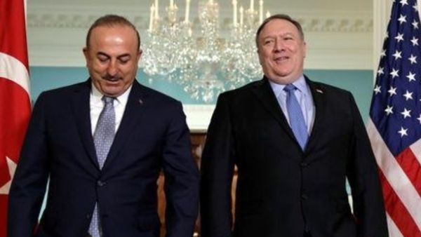 وزير الخارجية التركي مولود جاويش اوغلو (يسار) ونظيره الأمريكي مايك بومبيو