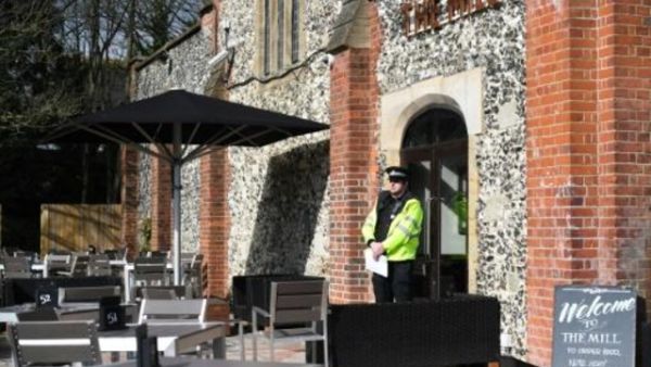 شرطي بريطاني في محيط موقع العثور على سكريبال وابنته في سالزبوري
