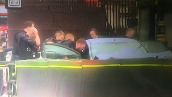 اصابات بين المارة بعد اصطدام سيارة بحواجز خارج البرلمان البريطاني