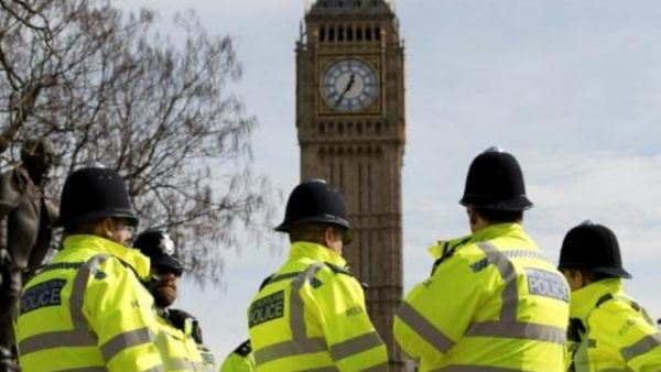 عناصر من الشرطة البريطانية امام ساعة بيغ بن في لندن

